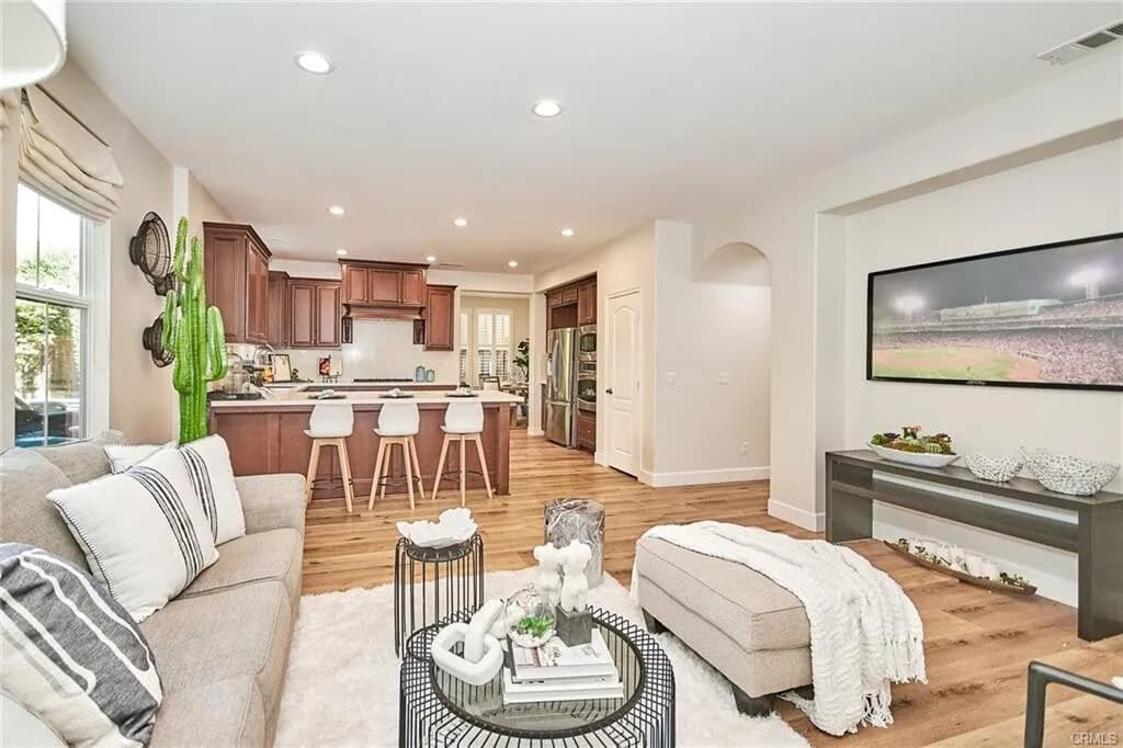 2010년생!! 라하브라 최고위치!! 2,872 SqFt 4베드 단독주택!! 
						매우 밝고, 높은천장, Quartz 카운터탑 부엌, 2중 창문, 벽난로, 마루바닥, 2중 창문, recessed lighting, 절전형 Water Heater, 관리 편리한 뒷마당.

						주택  La Habra CA's preview 3