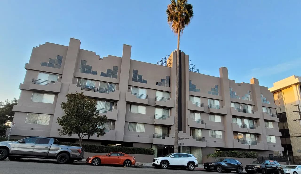 2bed + 2bath + 2parking $ 2,400
					2 Bed
					한인타운 La's preview 0