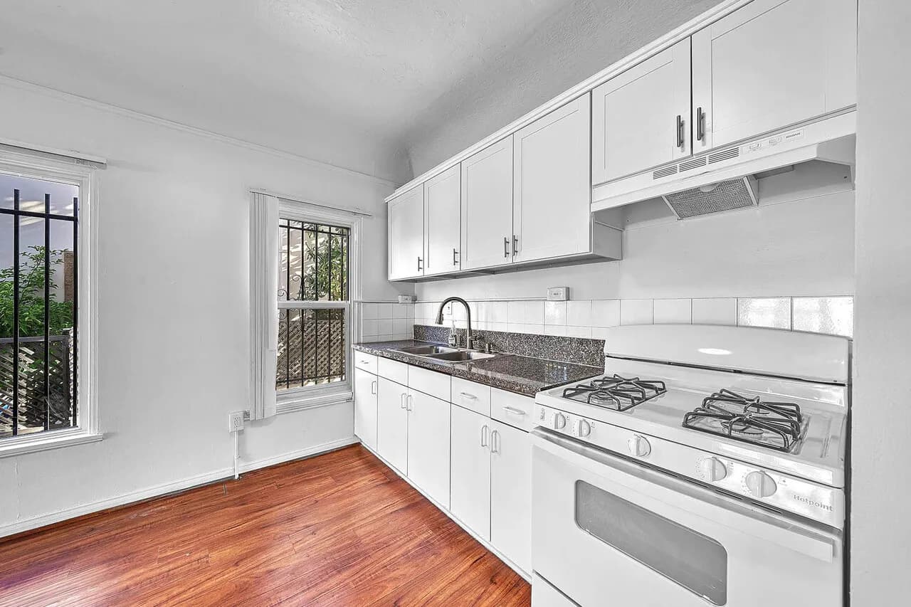 한인타운 , 큰방2, 화1, $2500,
					2 Bed
					Los Angeles's preview 3
