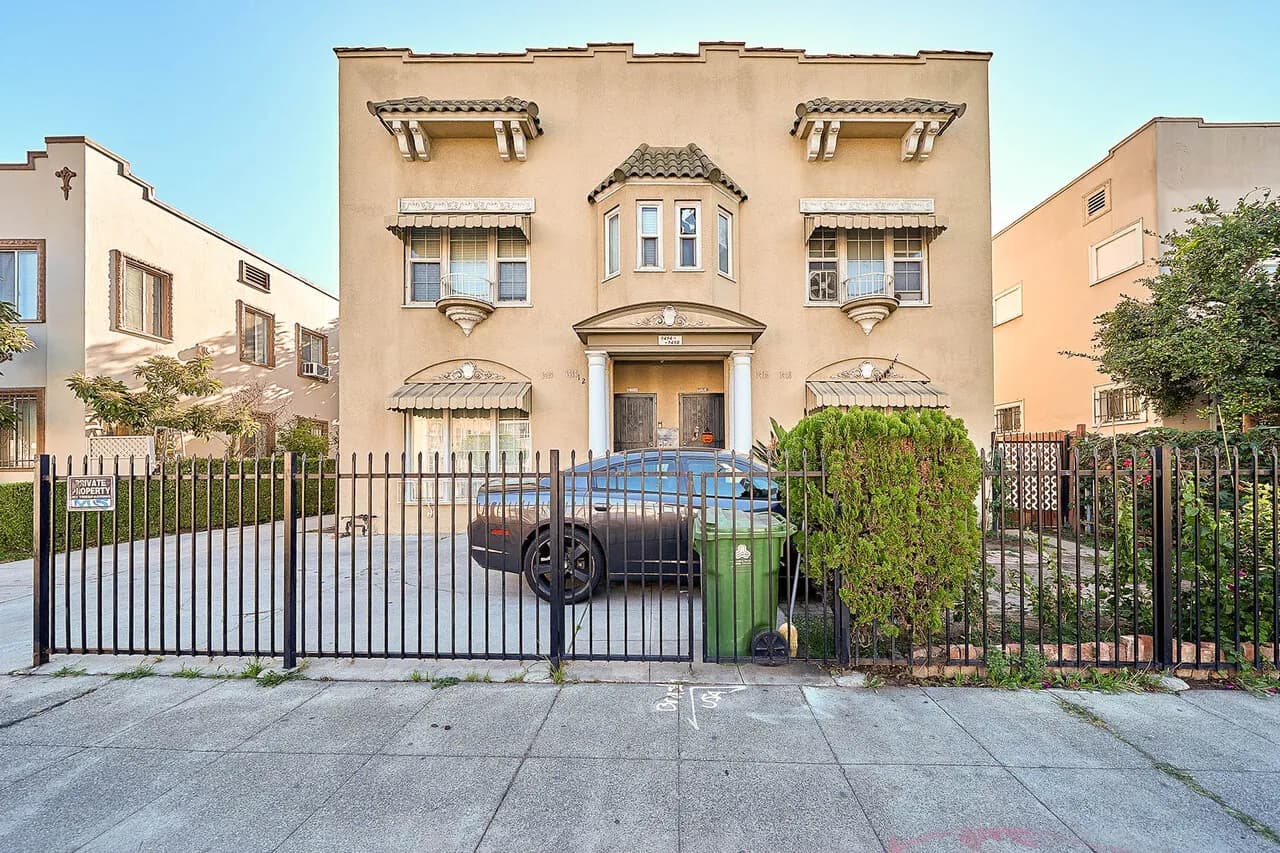 한인타운 , 큰방2, 화1, $2500,
					2 Bed
					Los Angeles's preview 0