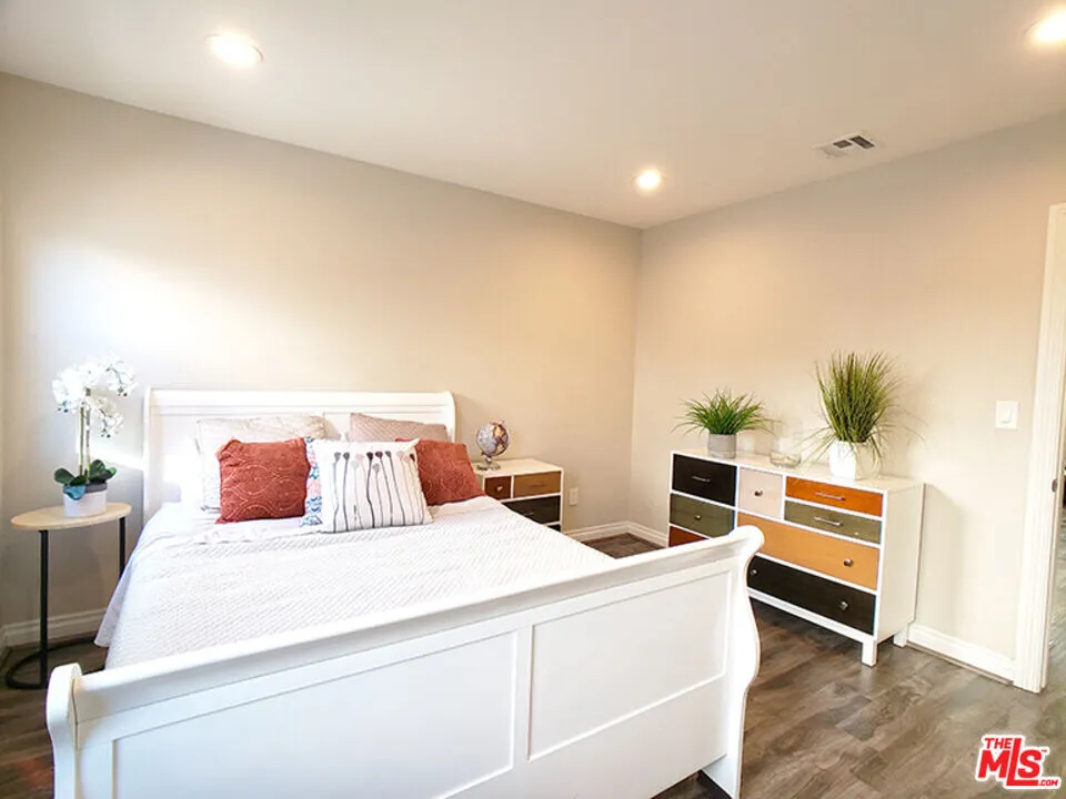한타 북쪽 2bed 1bath 2parking 렌트합니다
					2 Bed
					Los Angeles's preview 3