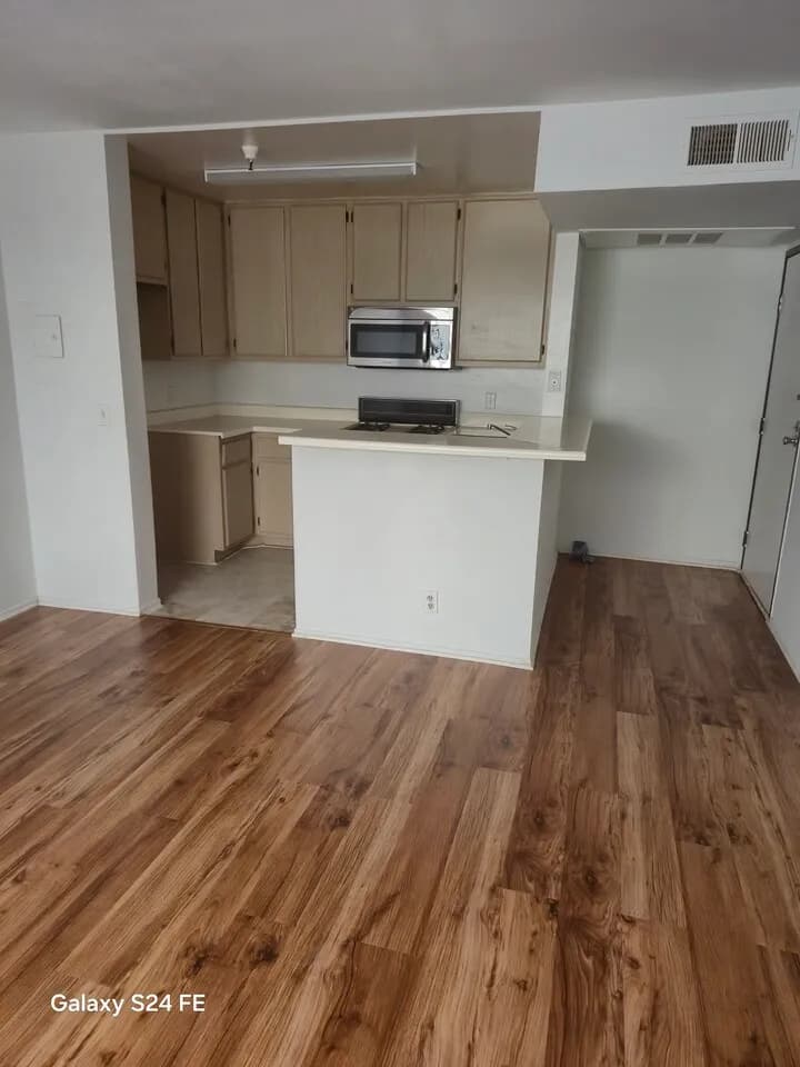 생활하기 편리한 시설과 위치
					1 Bed
					Los Angeles's preview 1