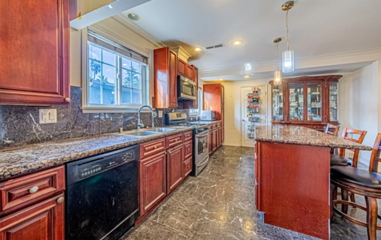 Fullerton 단층 하우스 매물 써니힐 학군 
						4배드 2배쓰 1,785 sqft / 7,172sqft $1,088,000
						주택  Fullerton CA's preview 1