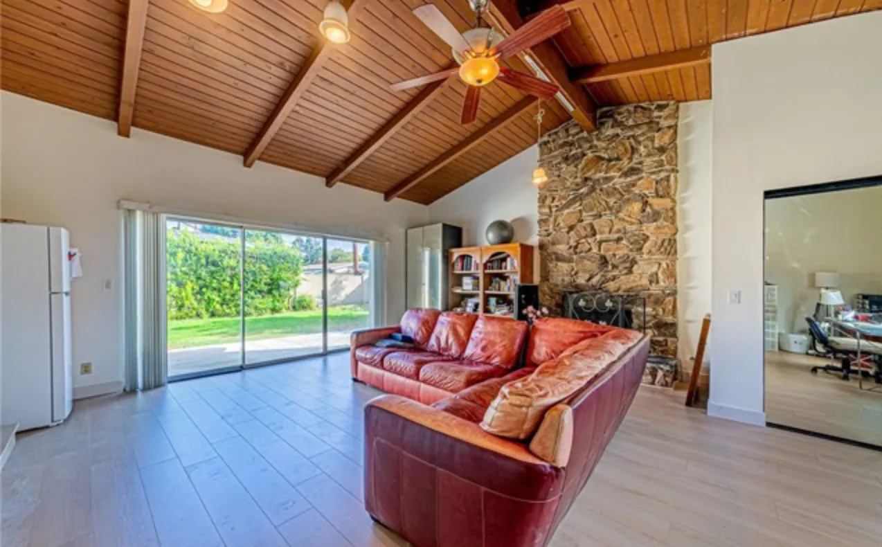 Fullerton 단층 하우스 매물 써니힐 학군 
						4배드 2배쓰 1,785 sqft / 7,172sqft $1,088,000
						주택  Fullerton CA's preview 2