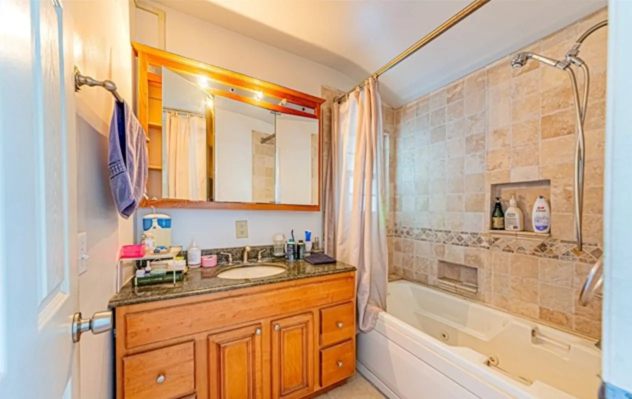 Fullerton 단층 하우스 매물 써니힐 학군 
						4배드 2배쓰 1,785 sqft / 7,172sqft $1,088,000
						주택  Fullerton CA's preview 3