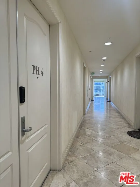 PENTHOUSE 한인타운 콘도 방2 화2 + DEN
					2 Bed
					Los Angeles's preview 0