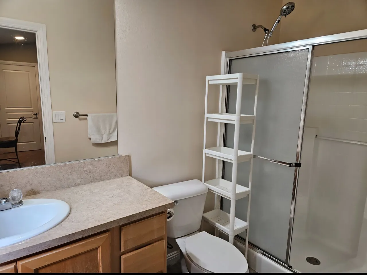 애나하임(Anaheim OC) RoomRent 목욕탕달린방
					룸메이트
					애나하임 Anaheim Oc's preview 1