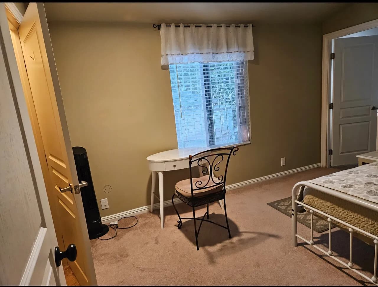 애나하임(Anaheim OC) RoomRent 목욕탕달린방
					룸메이트
					애나하임 Anaheim Oc's preview 2