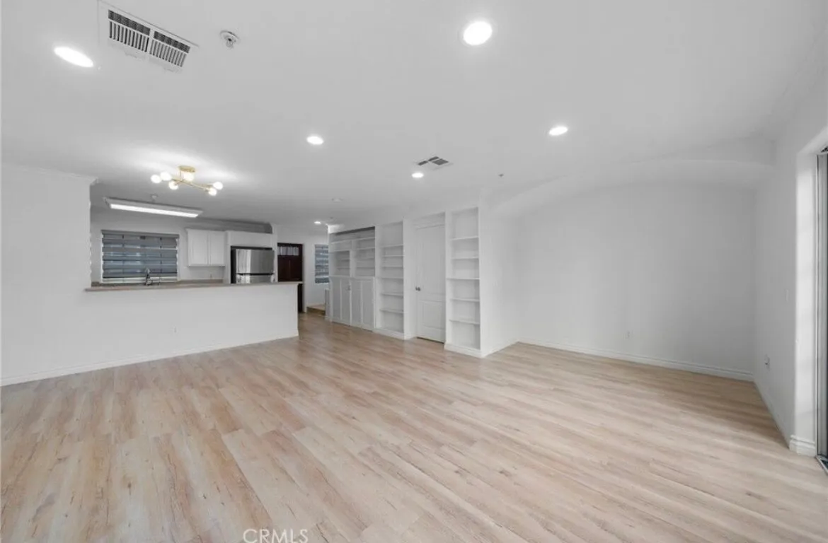 2 Master Bed 3 Bath Condo in Koreatown $3100
					콘도
					Los Angeles's preview 2