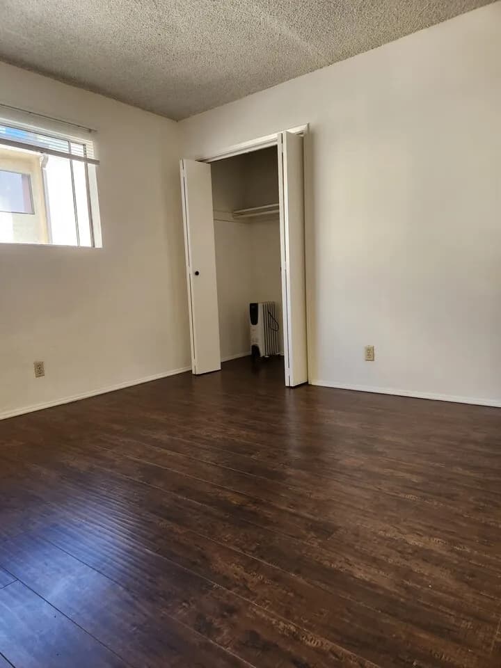 2bed apt Rent
					2 Bed
					La.   한타's preview 0
