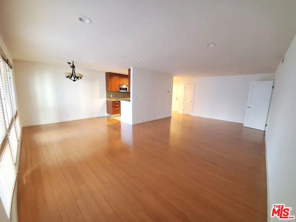 행콕팍 콘도
						방1 화장실1, 넓은 오픈구조, 약 900 sf, 파킹 2대, 편리한 위치
						콘도  Los Angeles CA's preview 1