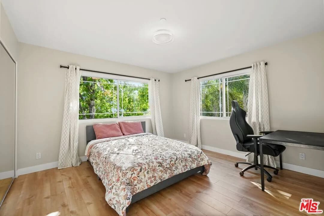 몬트로스 타운홈 콘도
						방3 화장실3, 약 1700 sf, END unit, Attached garage, 발코니
						콘도  La Crescenta CA's preview 3