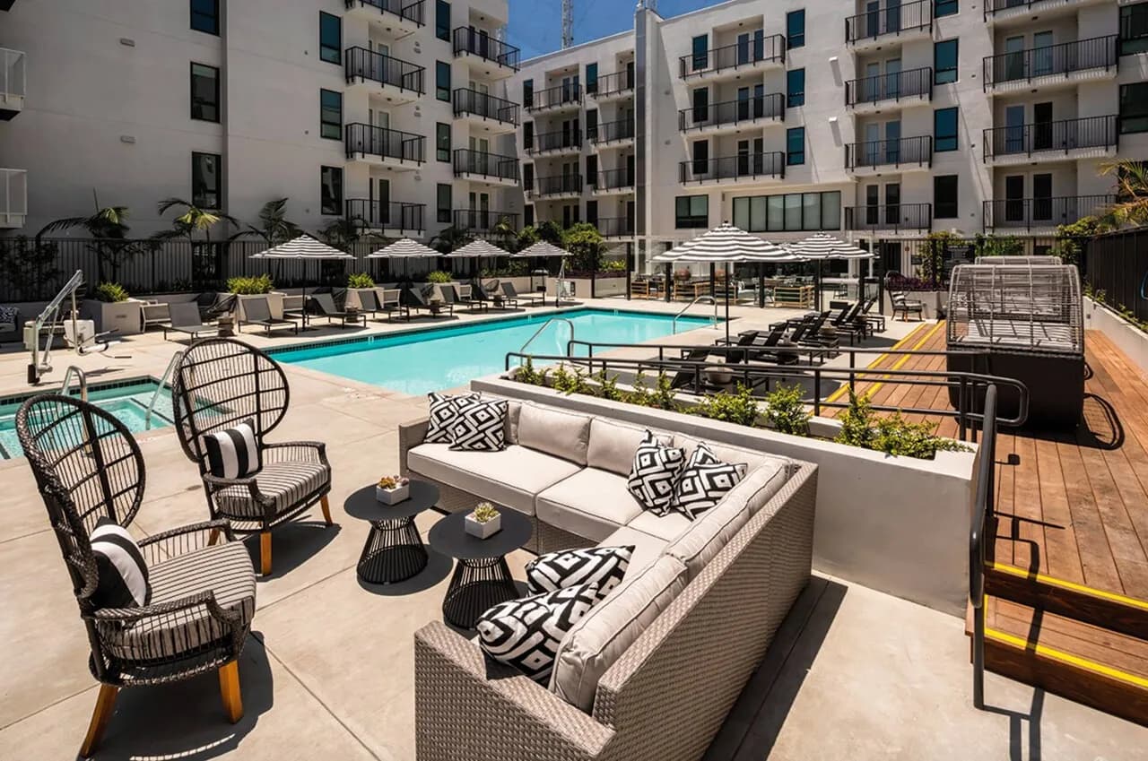 KTOWN – The Pearl on Wilshire – Studio only $2149 after specials
					아파트
					Los Angeles's preview 3