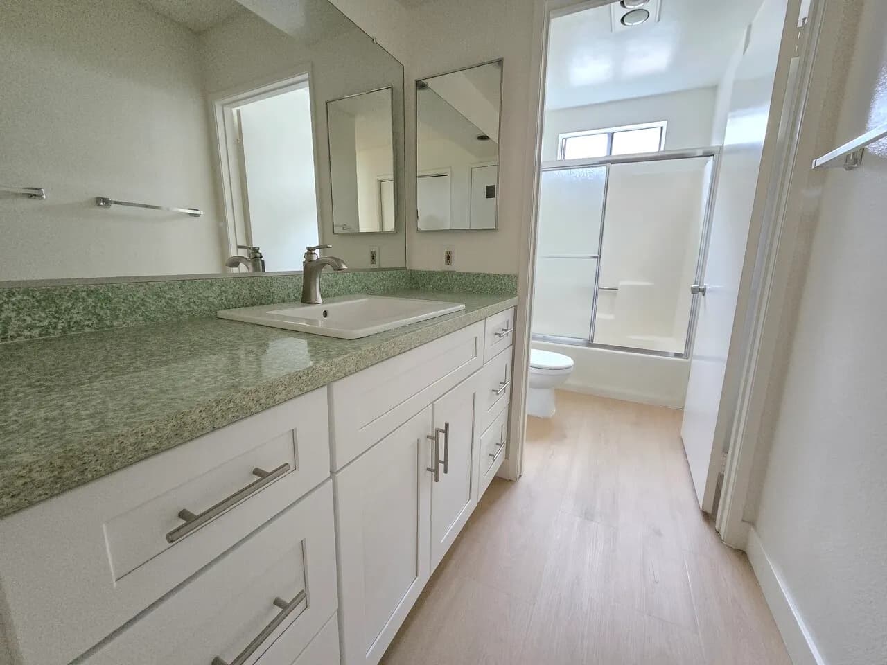 1Bed 1Bath 게이트2Parking
					1 Bed
					한타's preview 3