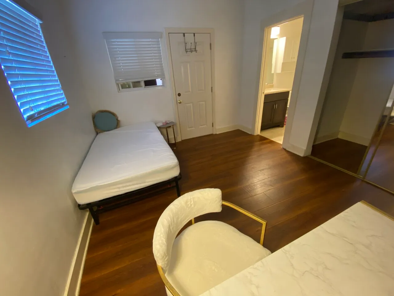 1 bed 1 bath 800
					1 Bed
					한타's preview 1