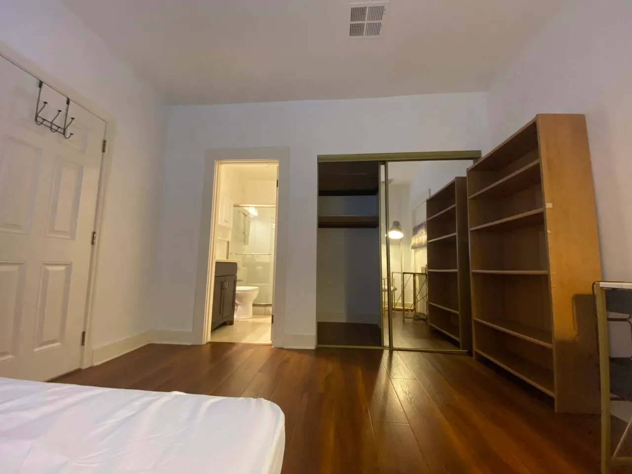 1bed 1bath 800
					1 Bed
					한타's preview 3