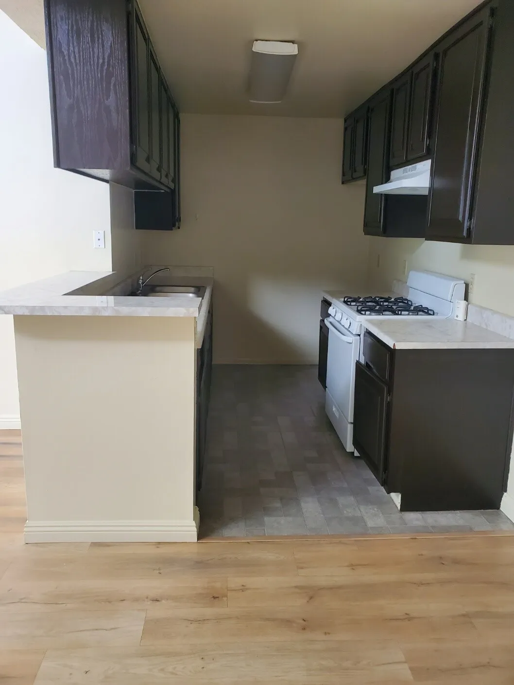 한타 방2, 화장실2, side by side 파킹2
					2 Bed
					Los Angeles's preview 0