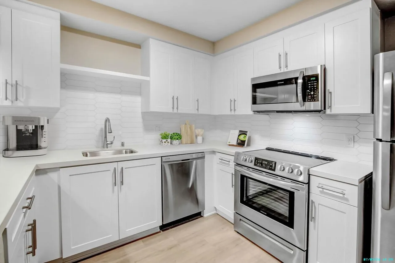 Brand New 2+Den in Koreatown, Call Now
					2 Bed
					Los Angeles's preview 2