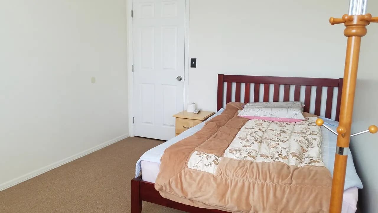 조용하고깨끗한 하우스에,화장실+샤워+딸린방,게이트안주차장(차없는분1.000불)
					1 Bed
					Los Angeles(한인타운)'s preview 1