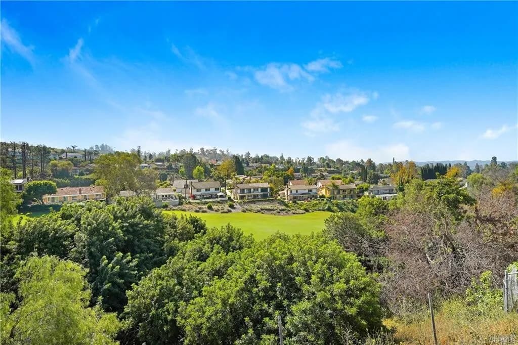 골프장 뒷마당!! E. Whittier 제일좋은 Friendly Hills!! 3,003 
						뷰!!뷰!!뷰!! 뒷마당 골프장 & City 뷰!! 내부 3,003 SqFt!! 넓은 Lot 11,705 SqFt!!

						주택  Whittier CA's preview 0