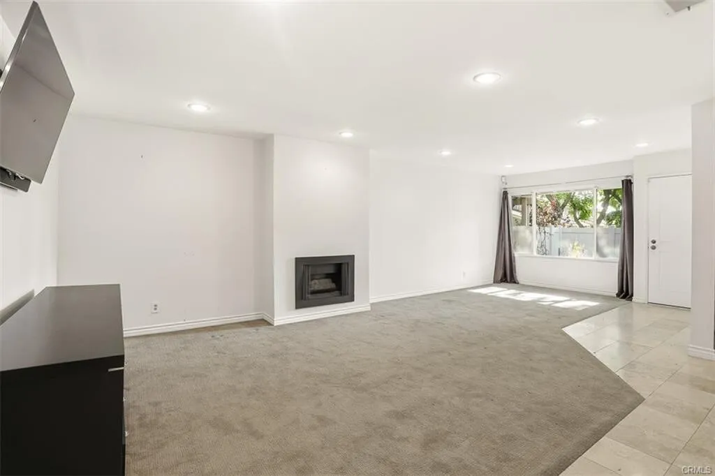 포텐셜!! 플러튼 최고지역& 최고학군!! 1,408 SqFt 3베드 타운홈
						매우 밝고, 높은천장, 마루바닥, 벽난로, 넓은 부엌 & 화장실, 2중창문, 바비큐할수있는 넓은 페리오.

						타운하우스  Fullerton CA's preview 2