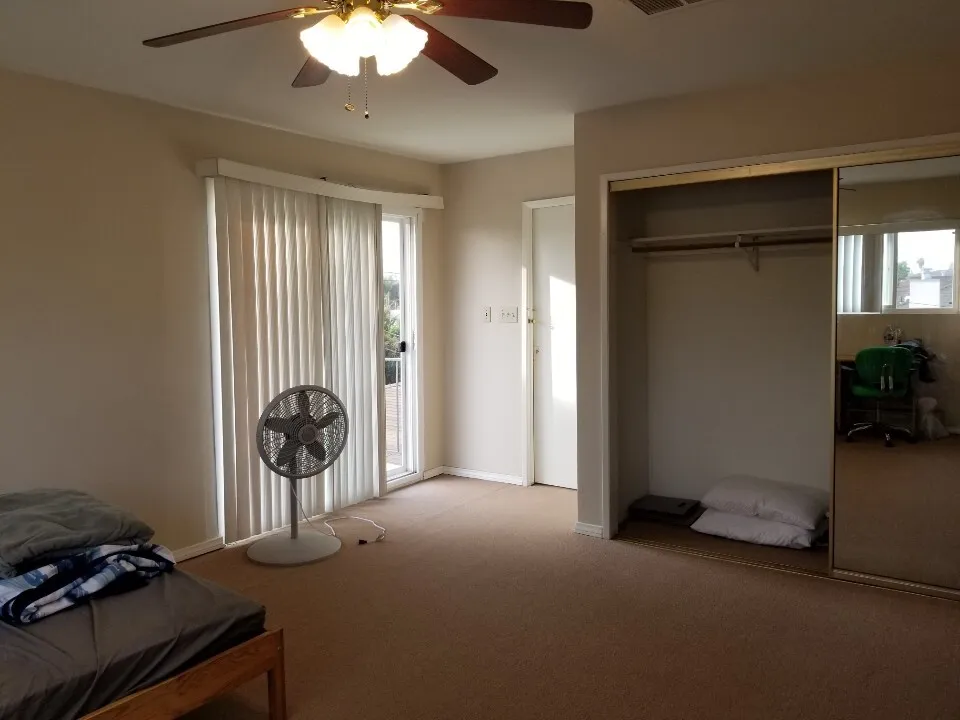 다우니지역, 단독주택 2층의 카펫방을 랜트하며 남성분을 원합니다.
					룸메이트
					Downey's preview 1