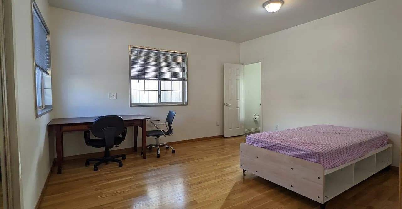 한타 개인 화장실있는 깨끗하게 리모델한 방(7가와 Gramercy Pl.)
					룸메이트
					한인타운's preview 0