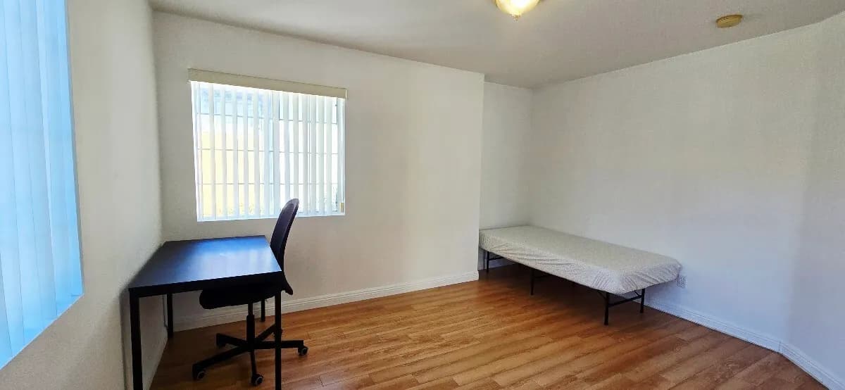 OC La Habra 게이트 커뮤니티 방 렌트, 안전하고 조용한 환경, 밝은 마루바닥
					룸메이트
					La Habra/라하브라's preview 3