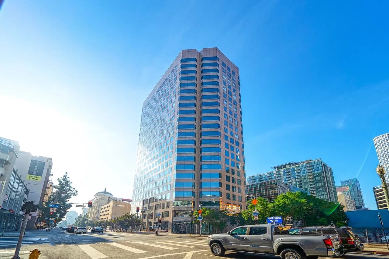 [다운타운] 넓은 럭셔리 콘도 / 안전한 시큐리티
						방2 화2 파킹2 / 1320 SF
						콘도  Los Angeles CA's preview 0