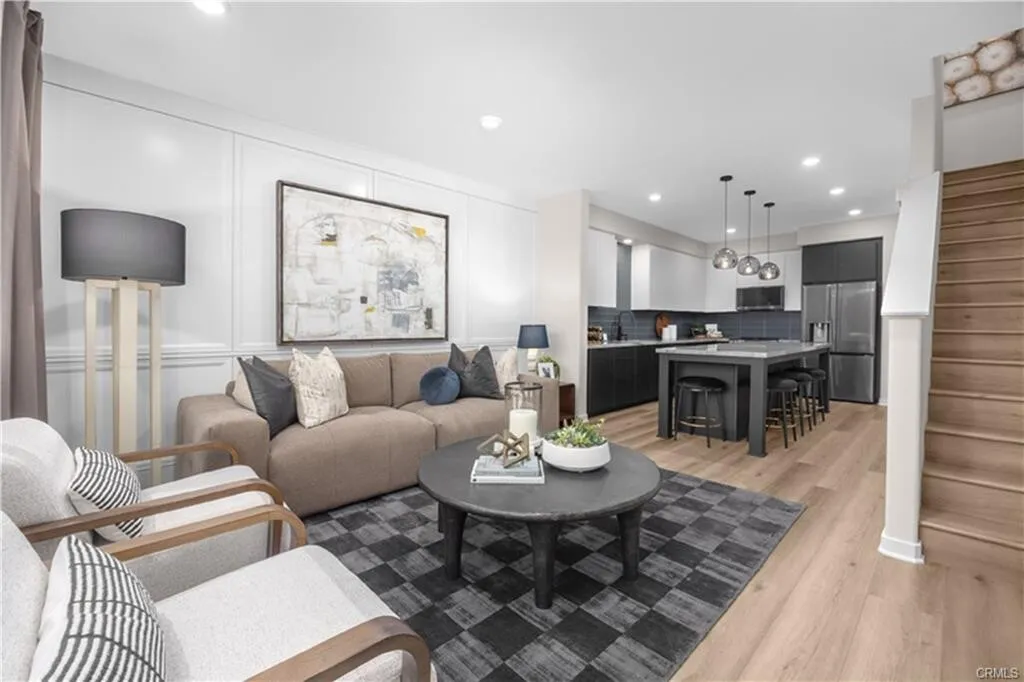 2026년생!! Downey 게이트 단지내 1,496 SqFt 고급 3베드 타운홈
						매우밝고, 높은천장, quartz 카운터탑 부엌, 절전형 water heater, recessed lighting, 발코니.

						타운하우스  Downey CA's preview 1