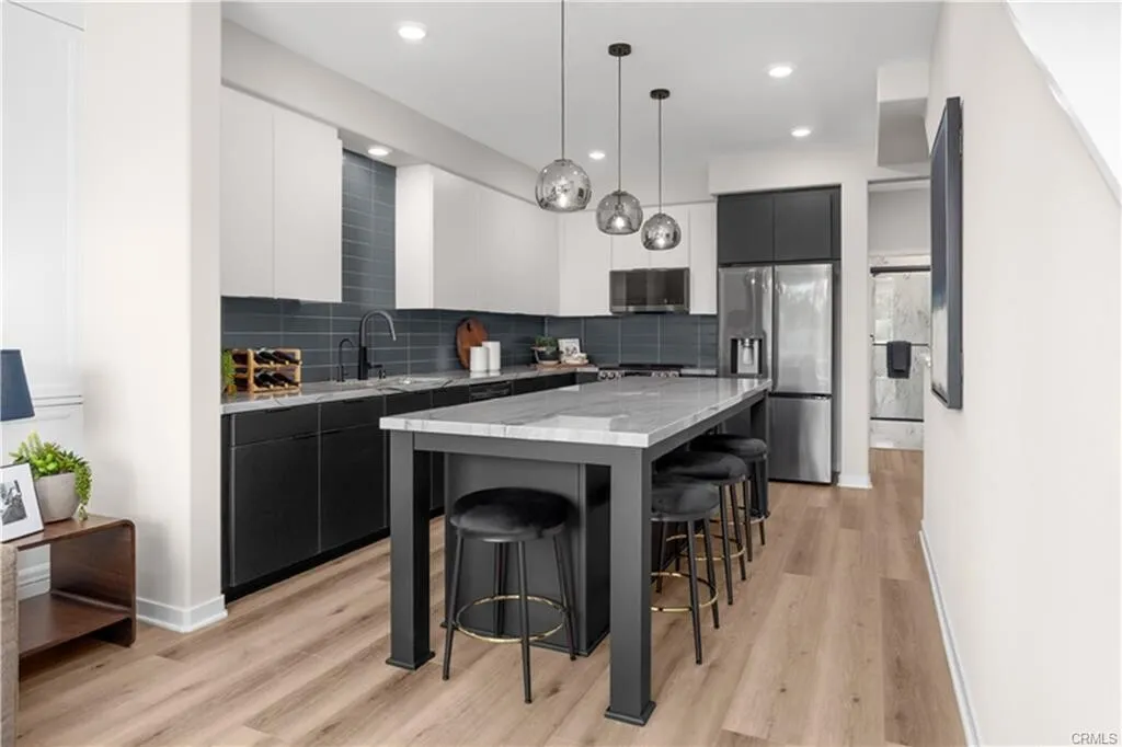 2026년생!! Downey 게이트 단지내 1,496 SqFt 고급 3베드 타운홈
						매우밝고, 높은천장, quartz 카운터탑 부엌, 절전형 water heater, recessed lighting, 발코니.

						타운하우스  Downey CA's preview 3