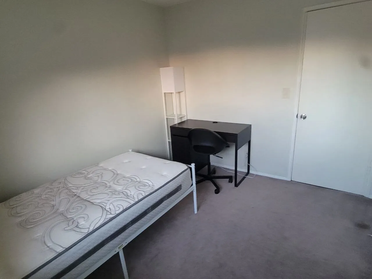 Private Bedroom in Cerritos
					룸메이트
					Cerritos's preview 1