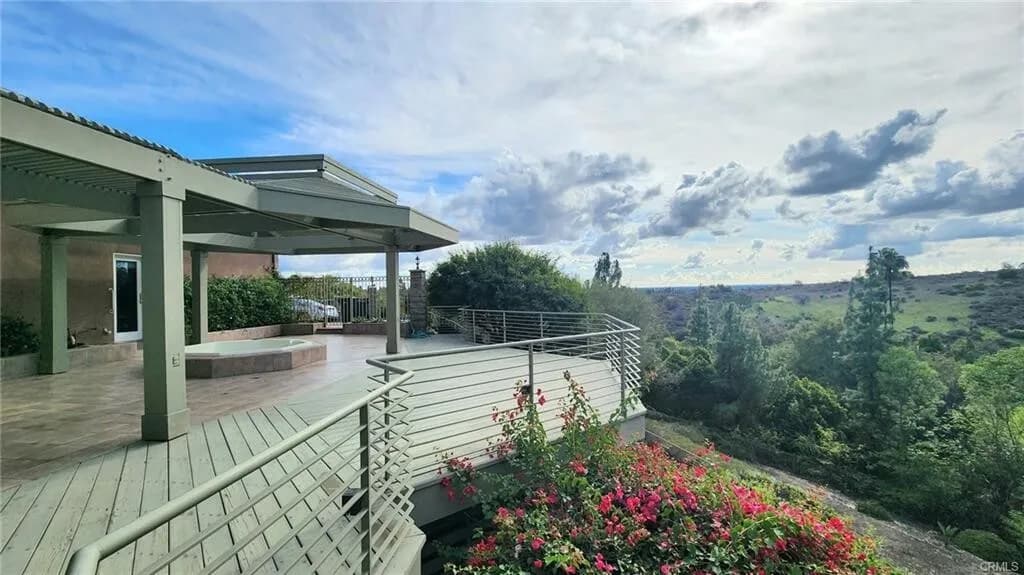 뷰!!뷰!!뷰!! 플러튼 최고지역!! 30,160 SqFt 넓은 Lot 단층 단독주택!!
						매우 밝고, 높은천장, 화강아 카운터탑 부엌, 2중창문, 마루바닥, 벽난로, 페리오, 스파, 빌트인 바비큐, 냉장고, 넓은 뒷마당.

						주택  Fullerton CA's preview 0