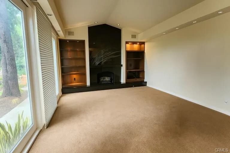 뷰!!뷰!!뷰!! 플러튼 최고지역!! 30,160 SqFt 넓은 Lot 단층 단독주택!!
						매우 밝고, 높은천장, 화강아 카운터탑 부엌, 2중창문, 마루바닥, 벽난로, 페리오, 스파, 빌트인 바비큐, 냉장고, 넓은 뒷마당.

						주택  Fullerton CA's preview 3