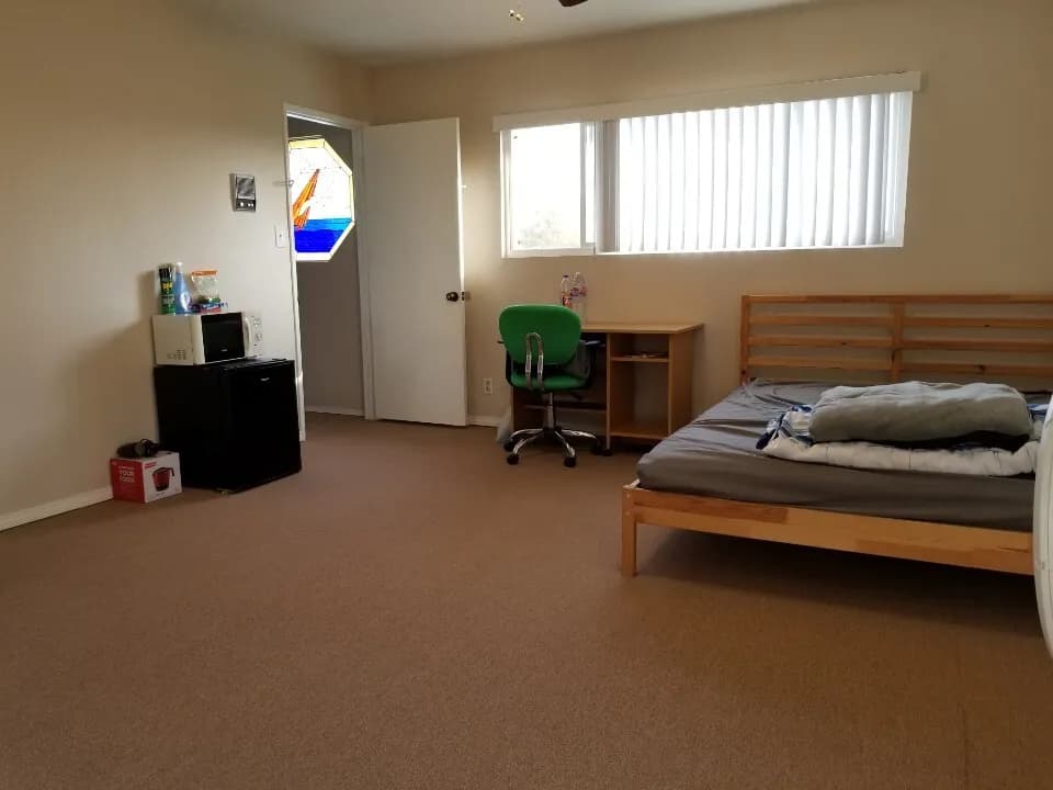 다우니지역, 단독주택 2층의 카펫방을 랜트하며 남성분을 원합니다.
					룸메이트
					Downey's preview 0