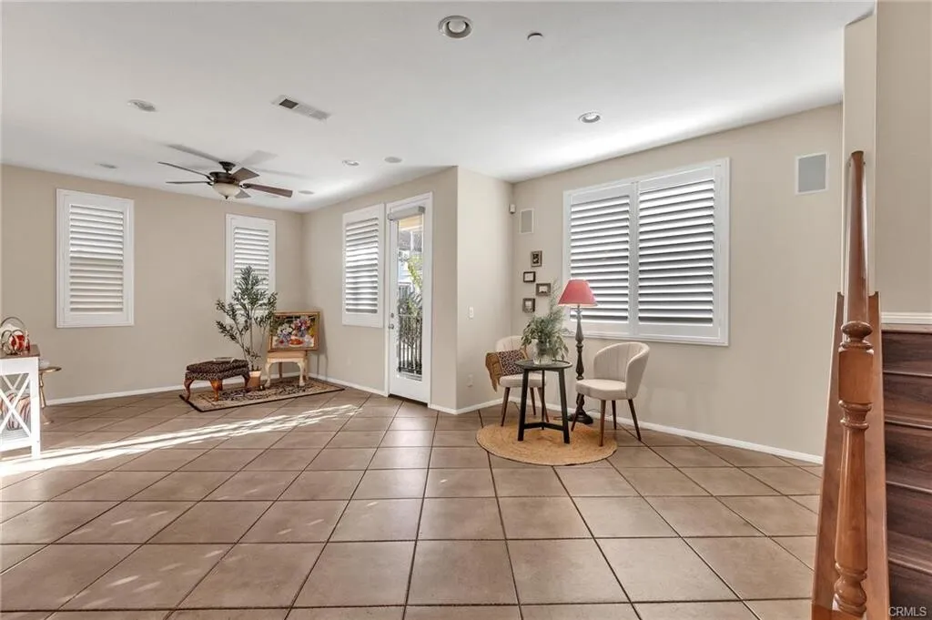 [위티어] 게이트단지 최고학군지역 리모델링 넓은 타운홈
						1680SQFT, 코너집, main floor에 방, 라미라다인근
						타운하우스  Whittier CA's preview 1