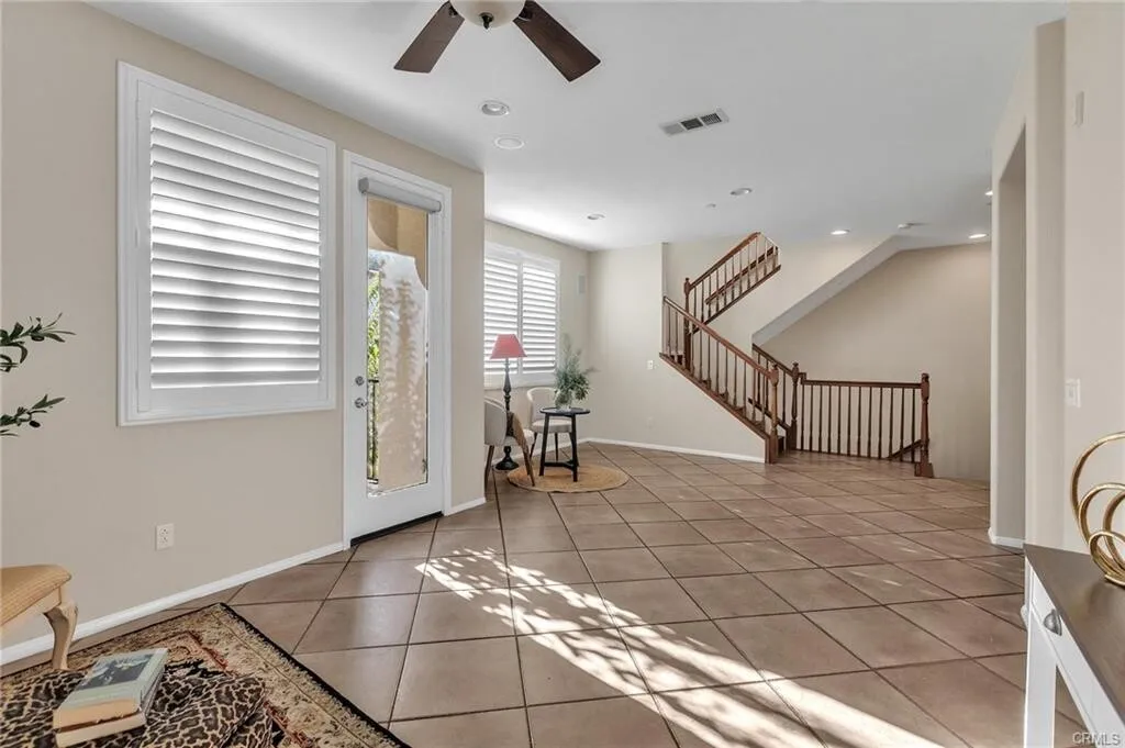 [위티어] 게이트단지 최고학군지역 리모델링 넓은 타운홈
						1680SQFT, 코너집, main floor에 방, 라미라다인근
						타운하우스  Whittier CA's preview 3