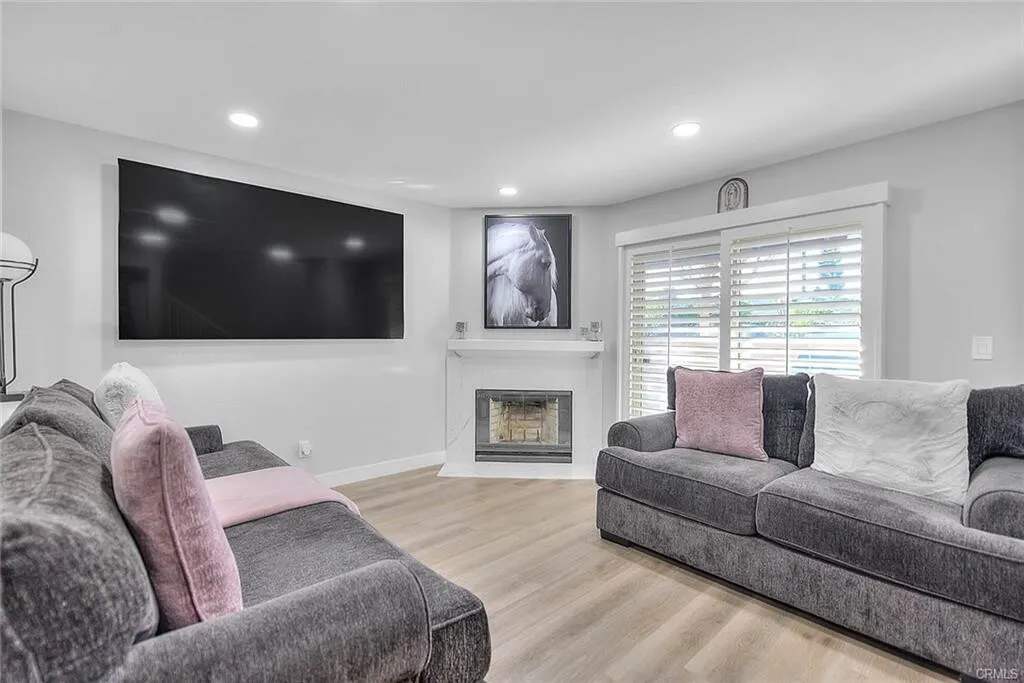 [Norwalk] LA 출퇴근 편리한 지역 Beautiful리모델링 타운홈
						세리토스인근, 패리오, 오픈 플로어플랜, 2 car attached
						타운하우스  Norwalk CA's preview 1