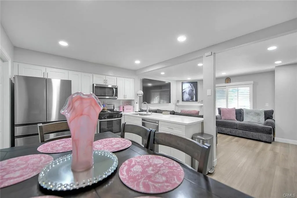 [Norwalk] LA 출퇴근 편리한 지역 Beautiful리모델링 타운홈
						세리토스인근, 패리오, 오픈 플로어플랜, 2 car attached
						타운하우스  Norwalk CA's preview 2