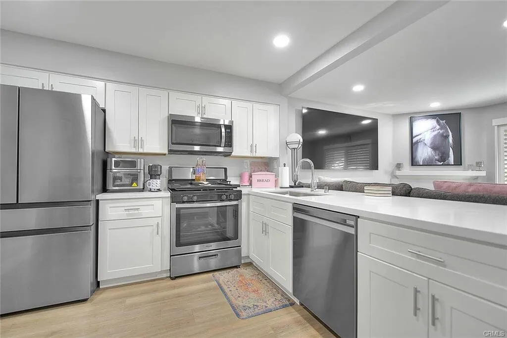 [Norwalk] LA 출퇴근 편리한 지역 Beautiful리모델링 타운홈
						세리토스인근, 패리오, 오픈 플로어플랜, 2 car attached
						타운하우스  Norwalk CA's preview 3