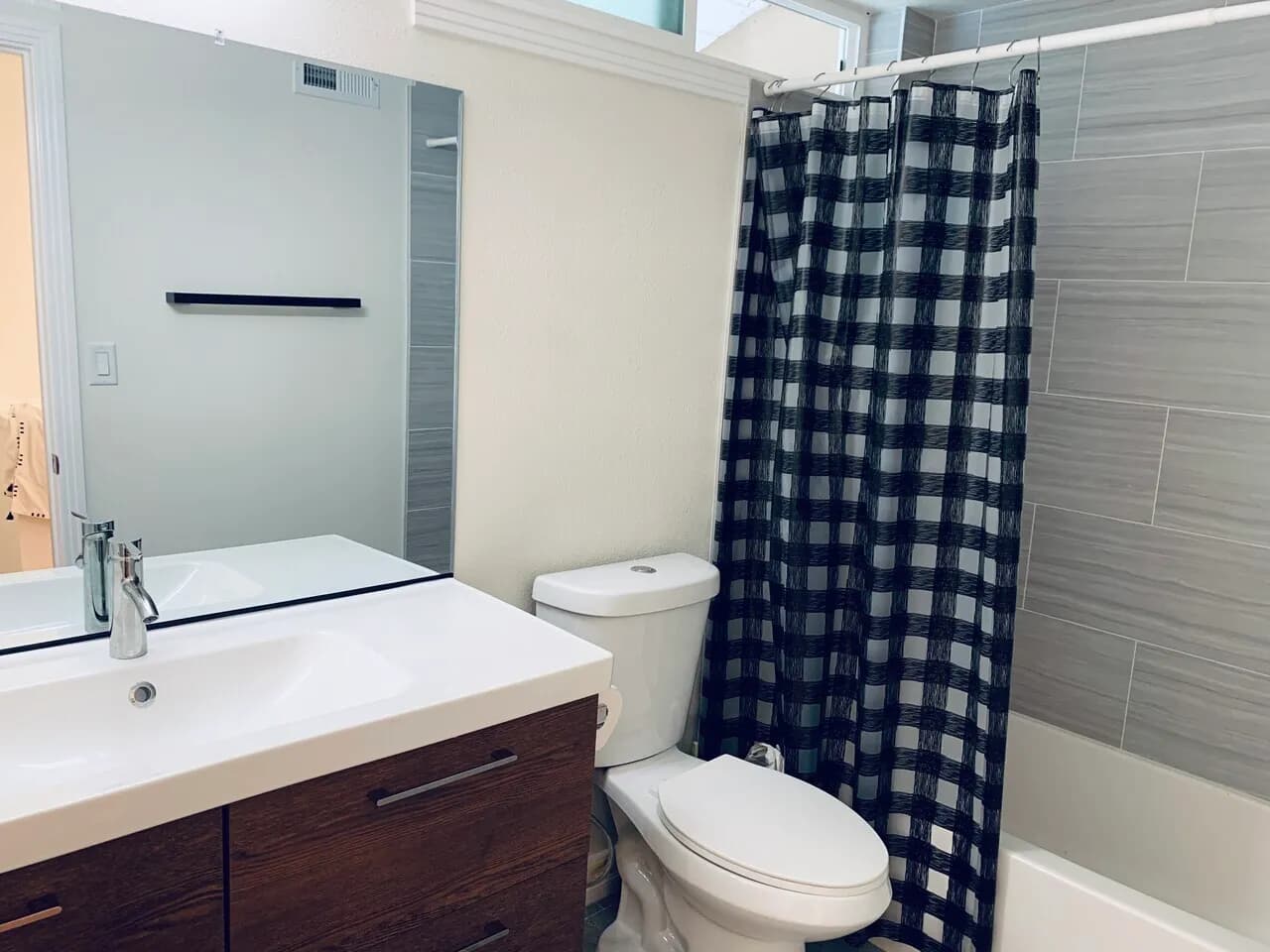 ROOM RENT, $900, La Habra, female only
					룸메이트
					La Habra's preview 3