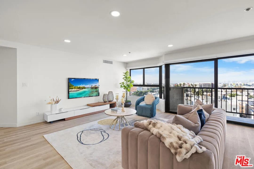 [한인타운] 확트인 전망 방2+화2 1,525sf 콘도
						리모델링, 밝고 환한 오픈구조
						콘도  Los Angeles CA's preview 1