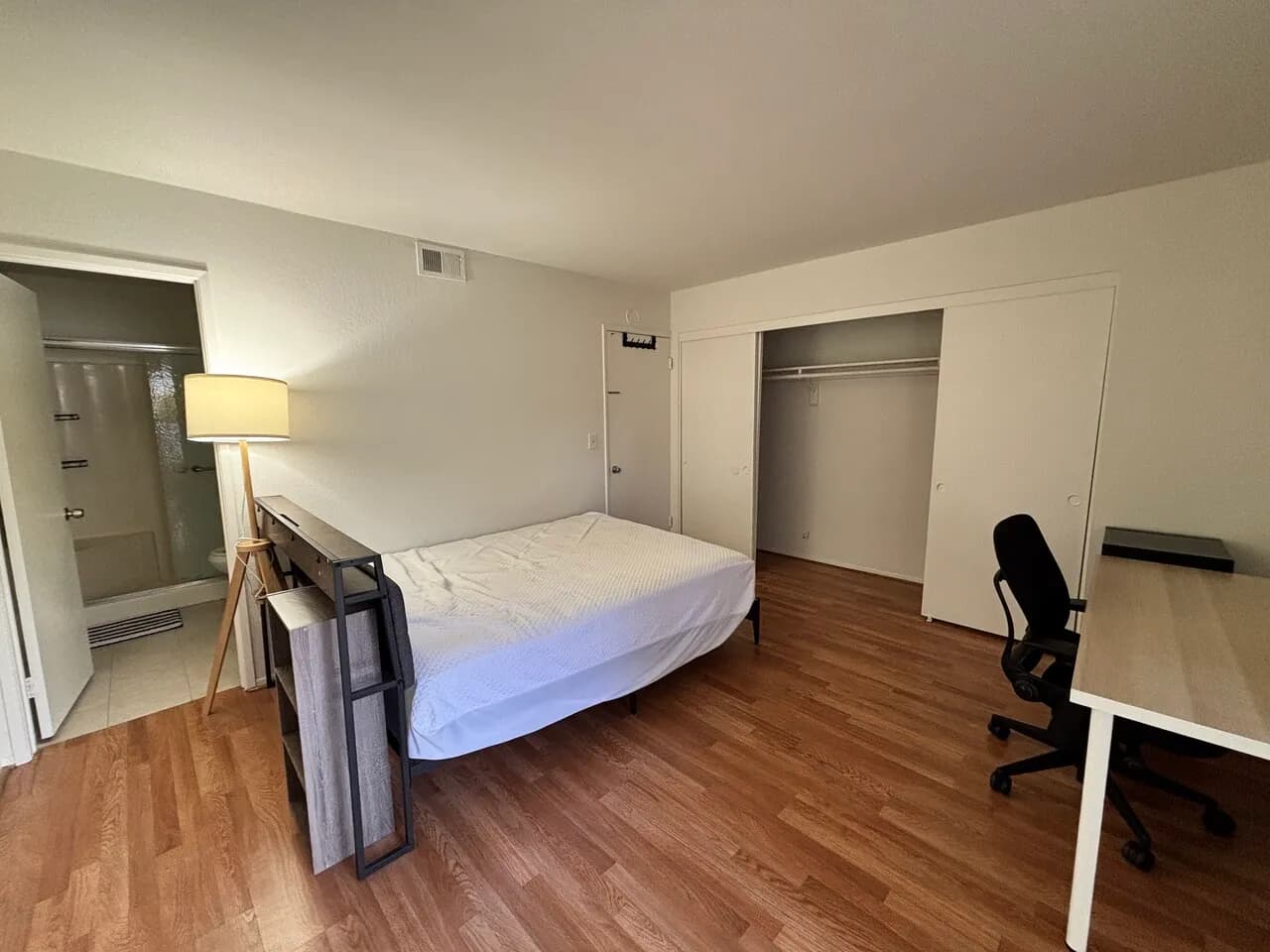 애너하임 마스터룸 남성 룸메이트 구합니다
					룸메이트
					Anaheim's preview 2