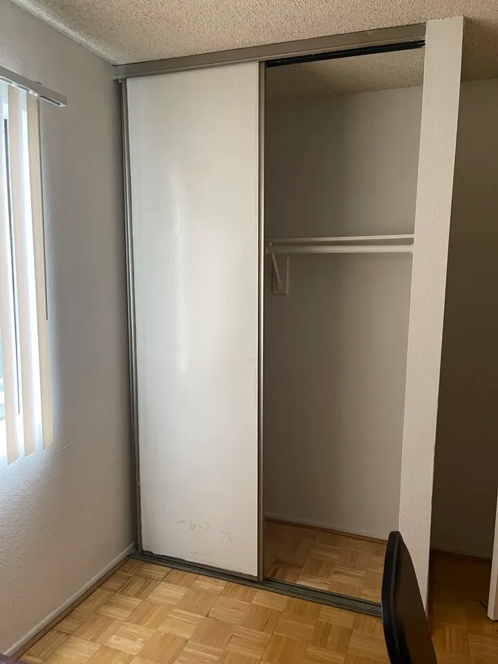 올림픽 갤러리아 옆 아파트 방+ 주차장 $800
					룸메이트
					Koreatown Los Angeles's preview 1