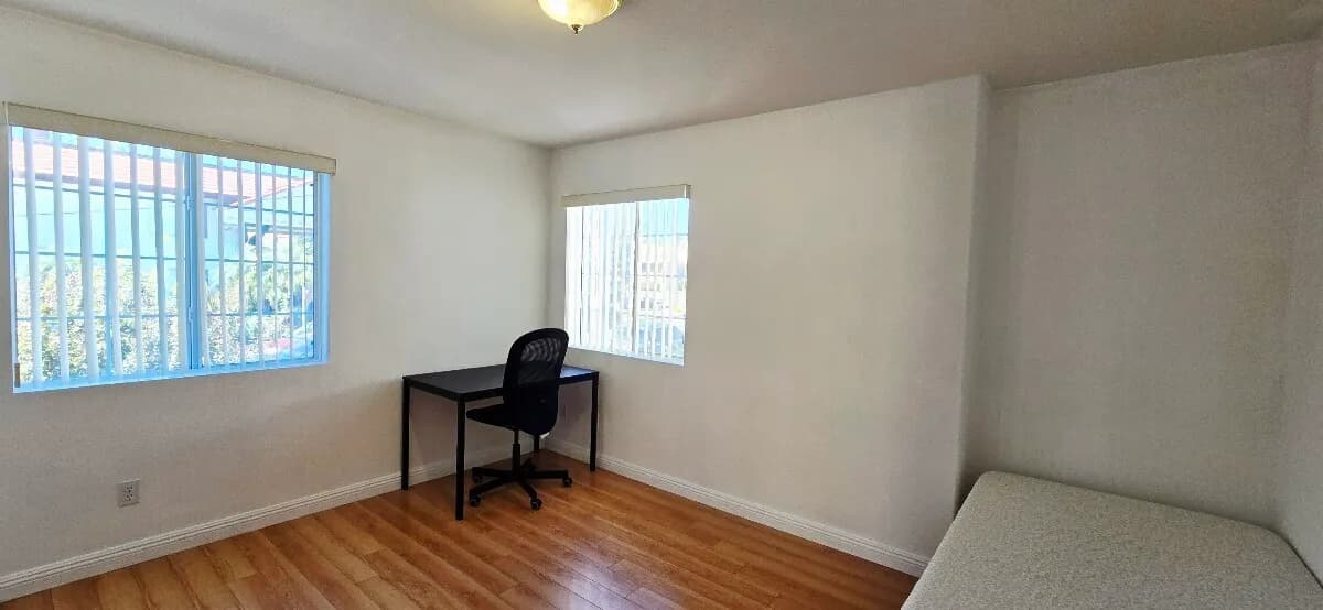 OC La Habra/라하브라 타운하우스(게이트)에 밝은 마루바닦 방 렌트합니다.
					룸메이트
					La Habra/라하브라's preview 2