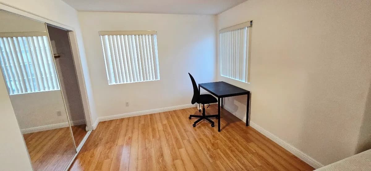 OC La Habra/라하브라 타운하우스(게이트)에 밝은 마루바닦 방 렌트합니다.
					룸메이트
					La Habra/라하브라's preview 3