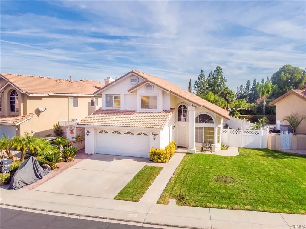 South 코로나 최고지역!! 단독주택!! 저렴한 TAX!!
						매우밝고, 높은천장, 화강암 카운터탑 부엌, recessed lighting, 2중창문, 벽난로, covered patio, 넓은 뒷마당.

						주택  Corona CA's preview 0