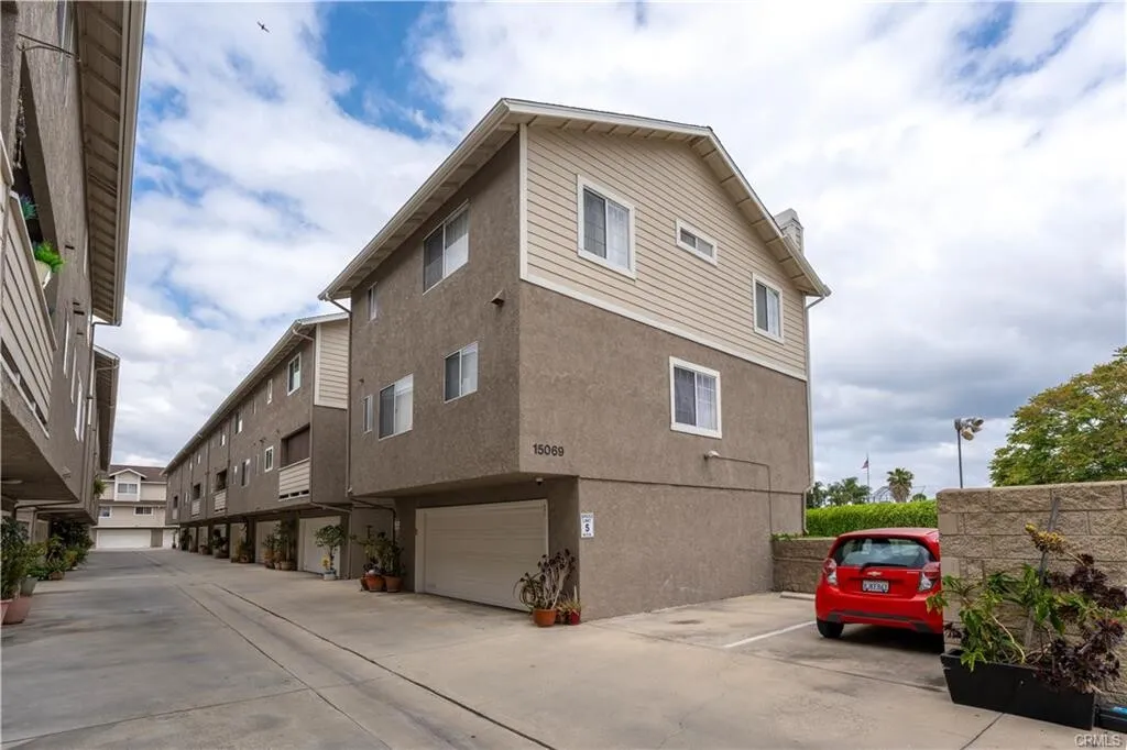 $649,000 Whittier 1,373 SqFt!! 3베드 타운홈
						단지내 가장좋은 위치!! 옆집하고 벽이 붙어있지 않은 단독같은 타운홈1988년생!!

						타운하우스  Whittier CA's preview 1