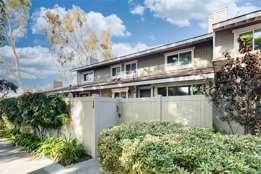 포텐셜!! 플러튼 최고지역& 최고학군!! 1,408 SqFt 3베드 타운홈
						매우 밝고, 높은천장, 마루바닥, 벽난로, 넓은 부엌 & 화장실, 2중창문, 바비큐할수있는 넓은 페리오.

						타운하우스  Fullerton CA's preview 0