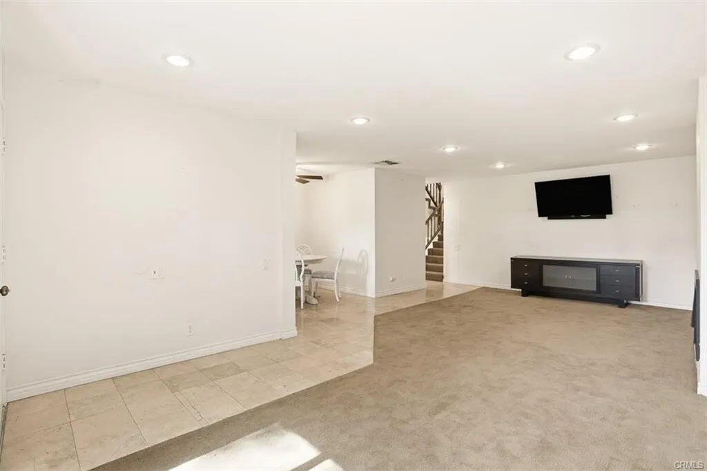 포텐셜!! 플러튼 최고지역& 최고학군!! 1,408 SqFt 3베드 타운홈
						매우 밝고, 높은천장, 마루바닥, 벽난로, 넓은 부엌 & 화장실, 2중창문, 바비큐할수있는 넓은 페리오.

						타운하우스  Fullerton CA's preview 1